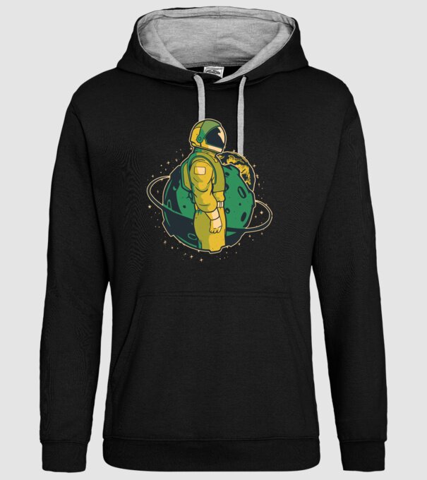 Astronaut model negru pe tricou