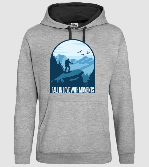 Fall in love with moments model gri pe tricou