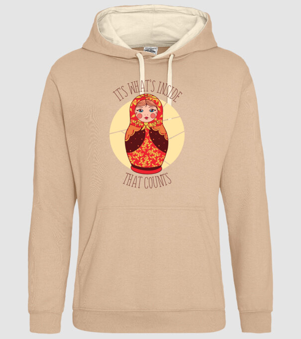 Interiorul contează - păpușă Mamushka model nisipiu pe tricou