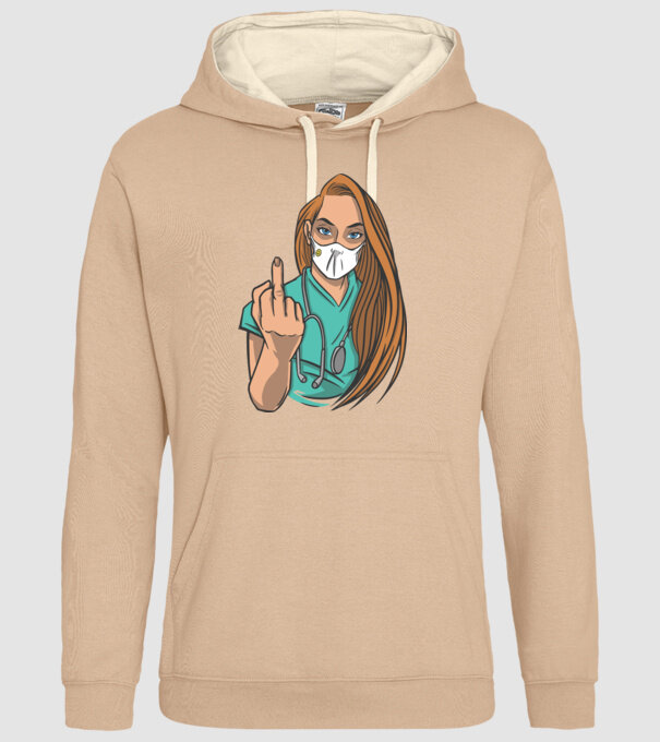 Asistentă medicală arată degetul model nisipiu pe tricou