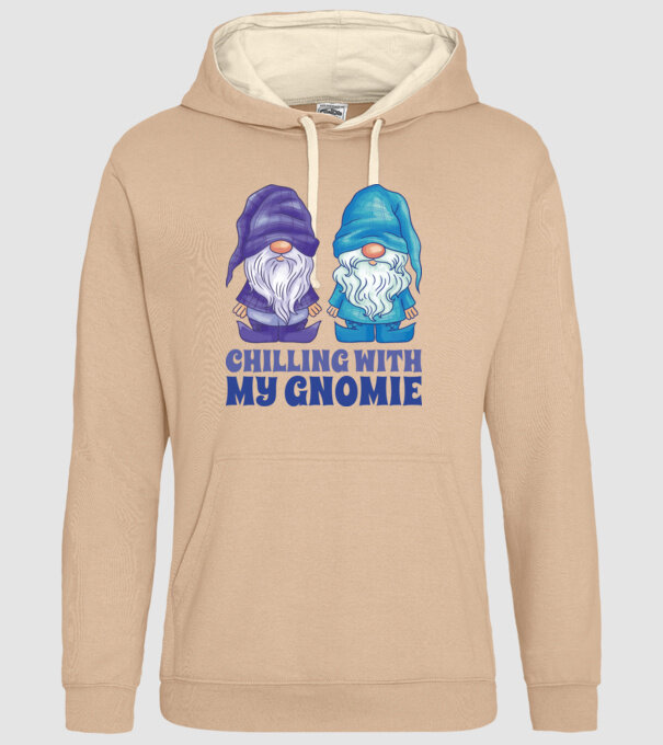 Chilling with my Gnomie model nisipiu pe tricou