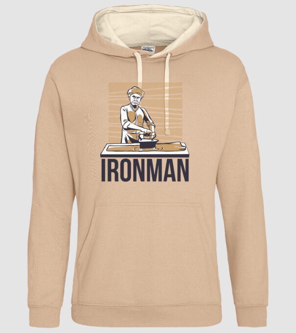 Ironman Om care calcă (montează metal) model nisipiu pe tricou