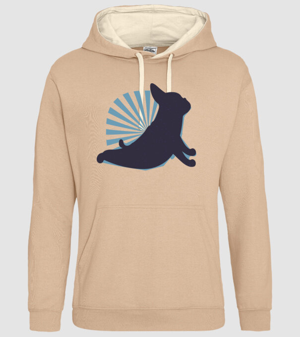 Mops Yoga model nisipiu pe tricou