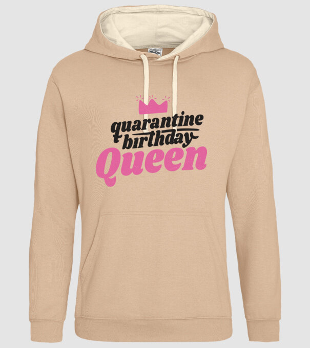 quarantine Queen model nisipiu pe tricou
