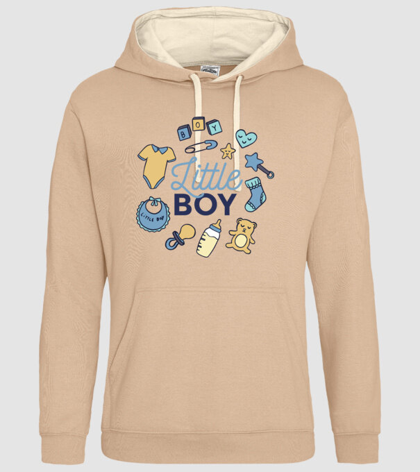 Băiețel model nisipiu pe tricou