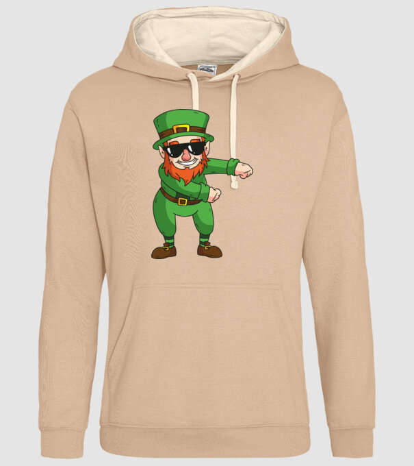 Leprechaun Floss DAB model nisipiu pe tricou