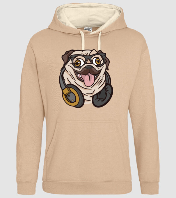 Mops cu căști model nisipiu pe tricou