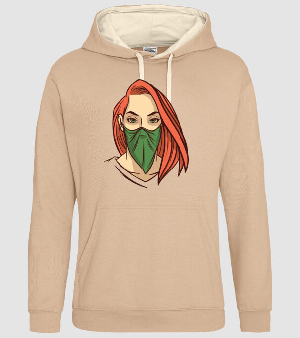 Femeie cu batic model nisipiu pe tricou