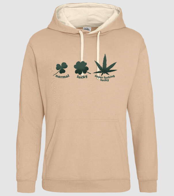 Super F*cking Lucky Cannabis model nisipiu pe tricou