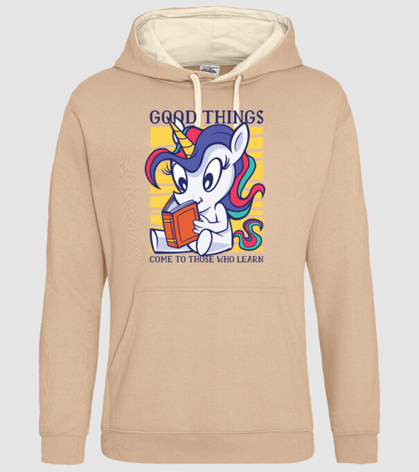 Student unicorn model nisipiu pe tricou