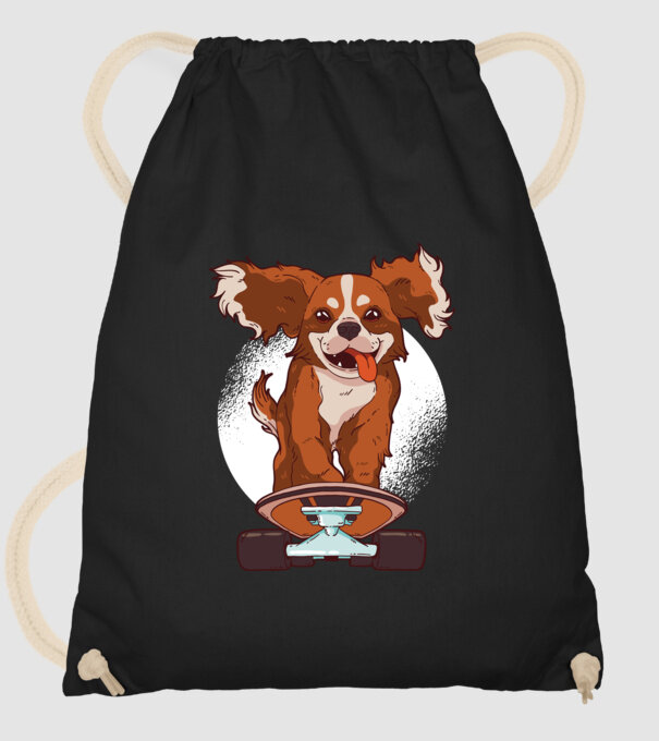 Skateboarding Cavalier King Spaniel model negru pe tricou