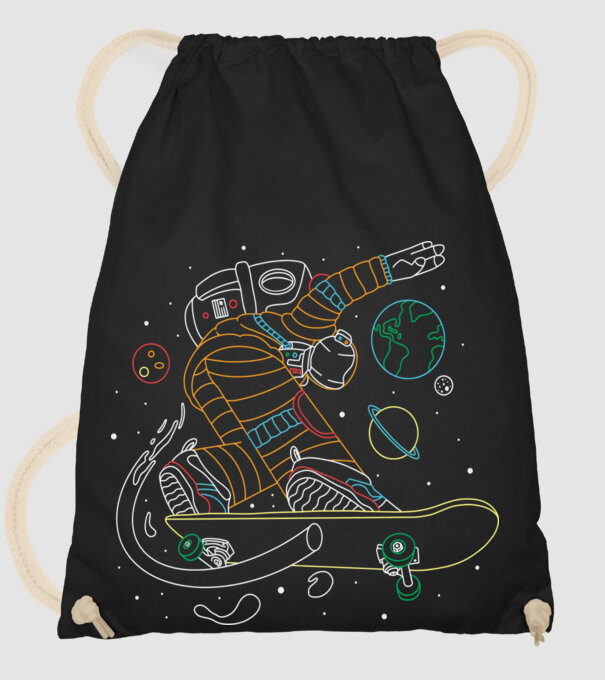 Astronaut Skateboarder model negru pe tricou