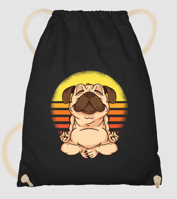 Mops Yoga tricou model negru pe tricou