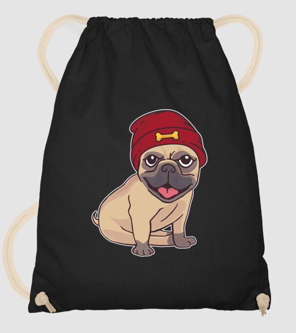 Mops cu șapcă model negru pe tricou