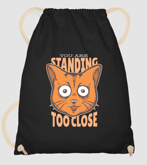 Stați prea aproape, Cu pisică model negru pe tricou