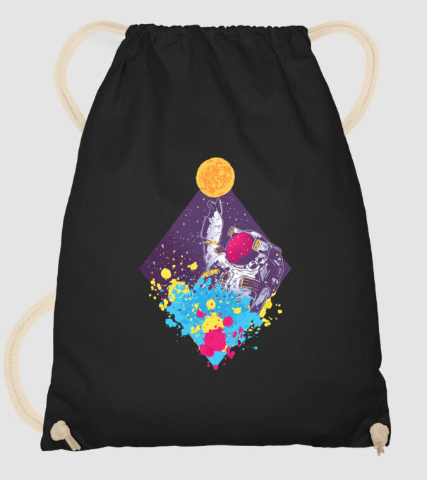 Astronaut model negru pe tricou