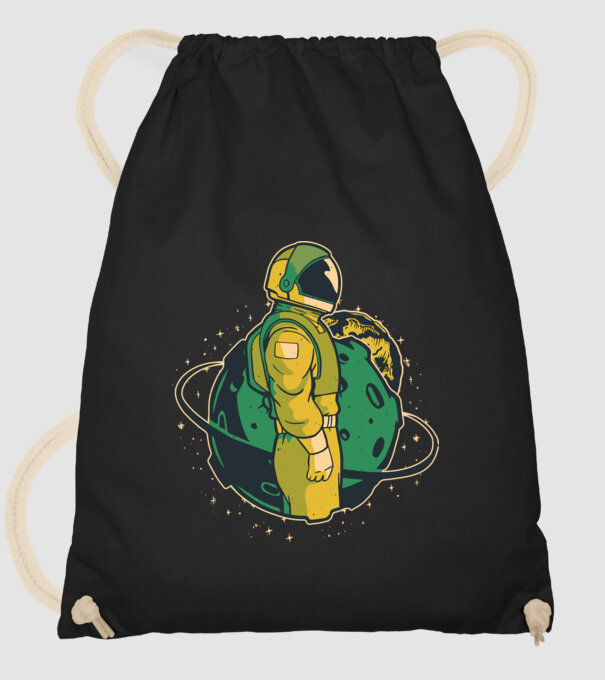 Astronaut model negru pe tricou