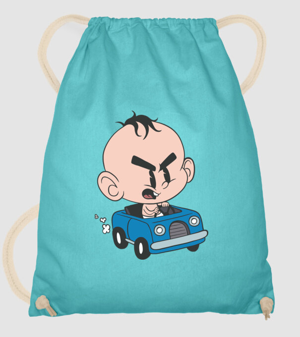 Copilaș cu mașină model turcoaz pe tricou