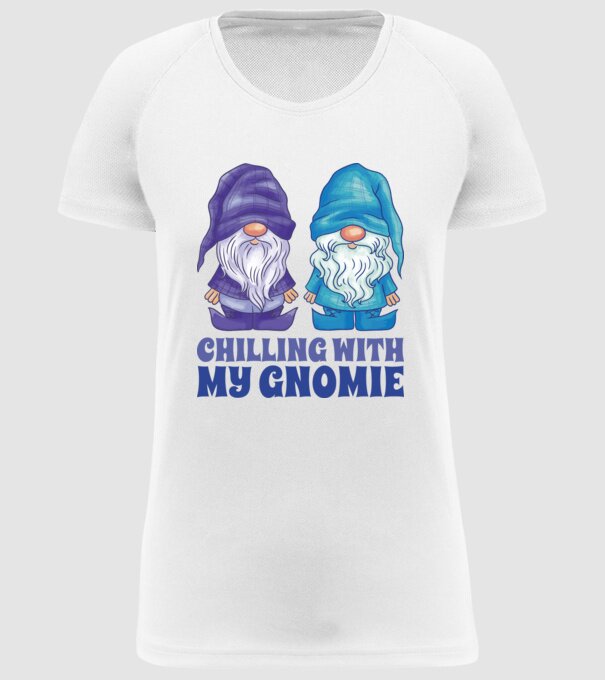 Chilling with my Gnomie model alb pe tricou