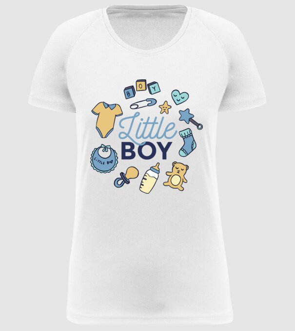 Băiețel model alb pe tricou