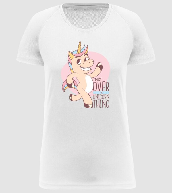 Am trecut de mult peste perioada de Unicorn model alb pe tricou