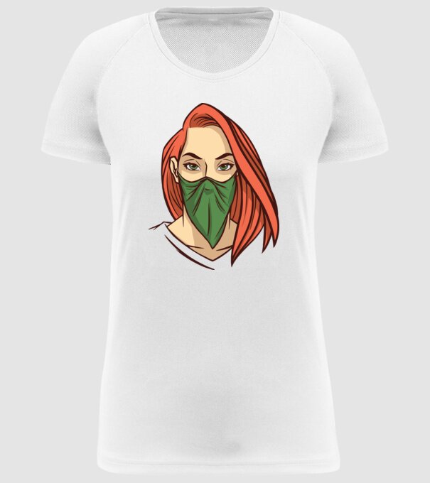 Femeie cu batic model alb pe tricou