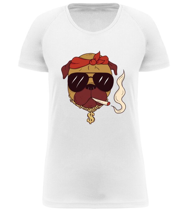  model  pe tricou