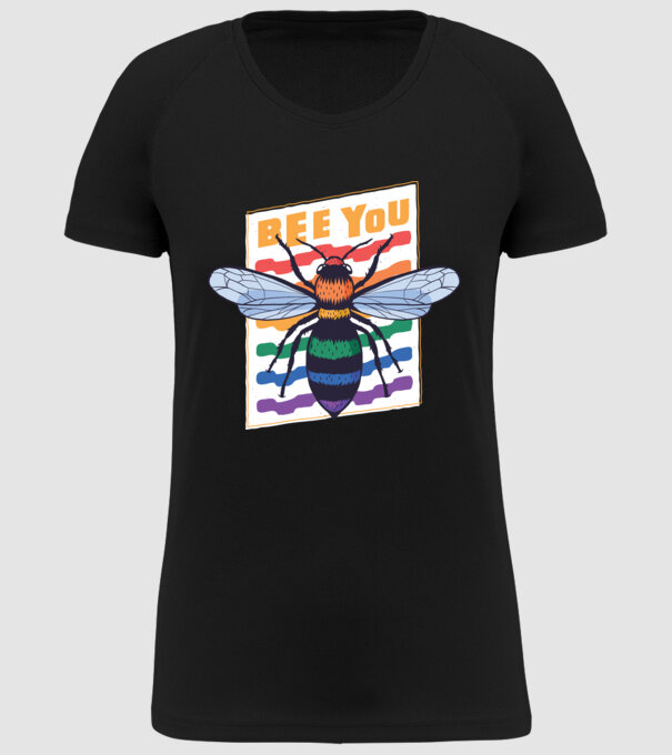 Bee You Pride model negru pe tricou