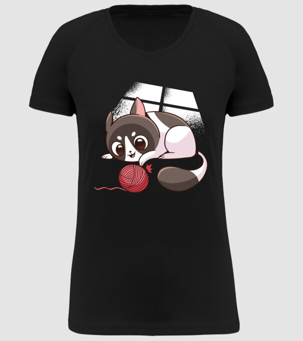 Pisicuță drăguță jucând model negru pe tricou