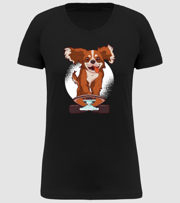 Skateboarding Cavalier King Spaniel model negru pe tricou