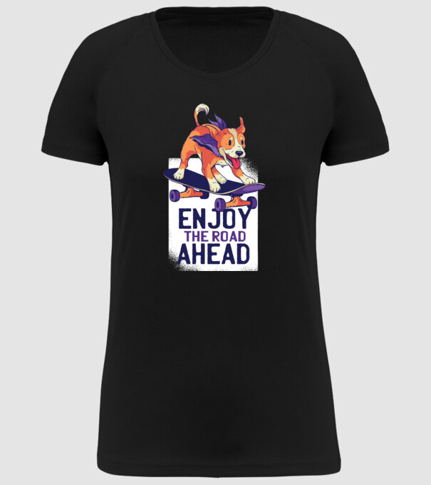 Câine Skateboarder model negru pe tricou