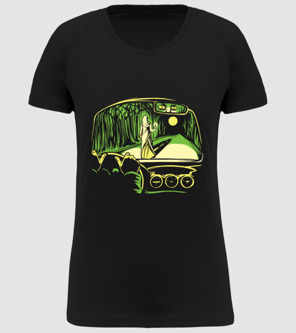 Femeie sperietoare pe drum model negru pe tricou
