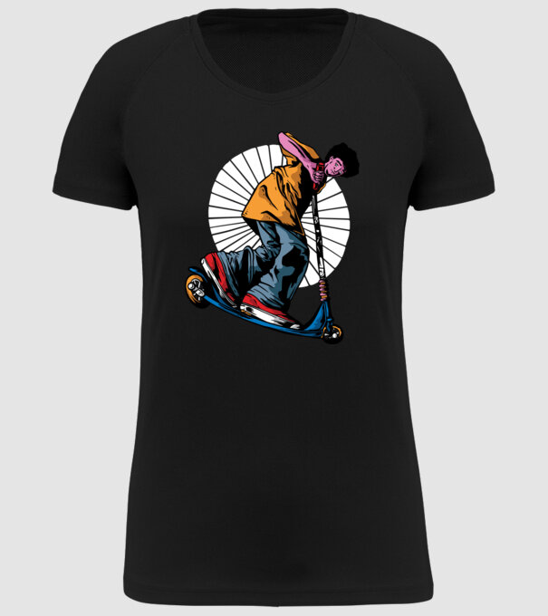 Copil cu trotinetă model negru pe tricou