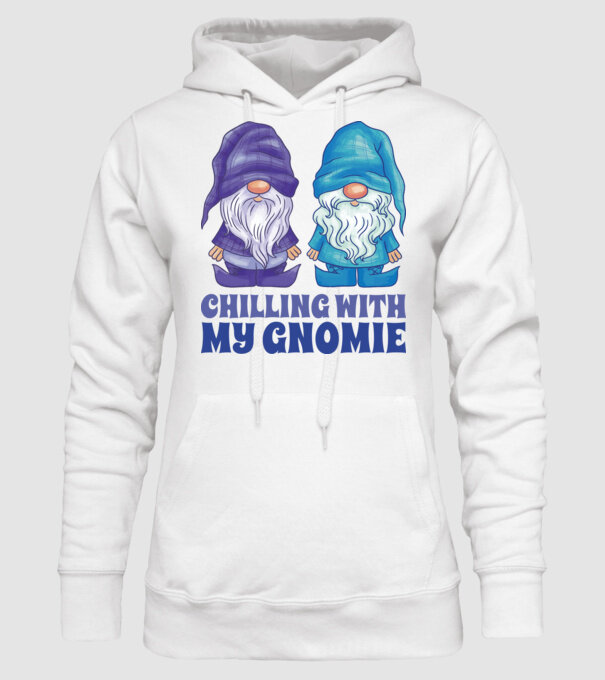 Chilling with my Gnomie model alb pe tricou