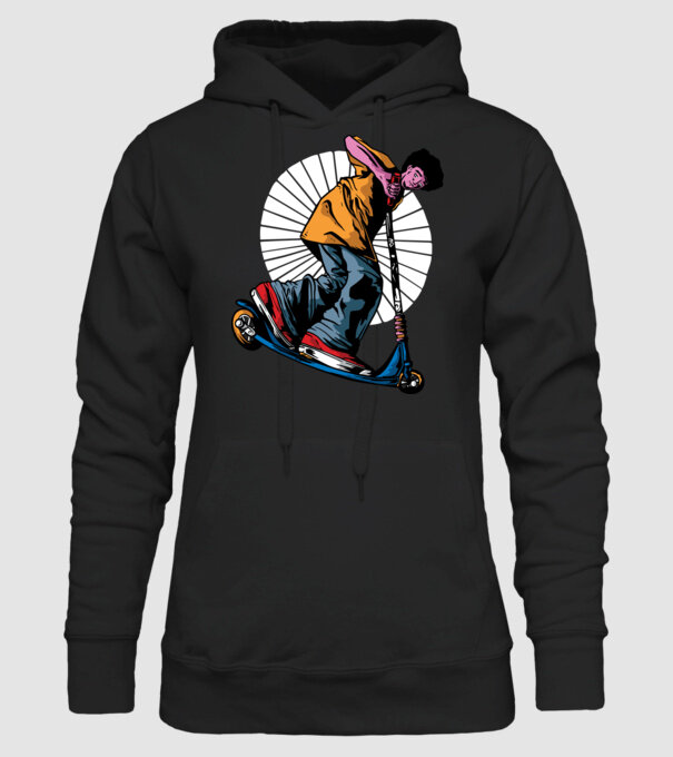Copil cu trotinetă model negru pe tricou
