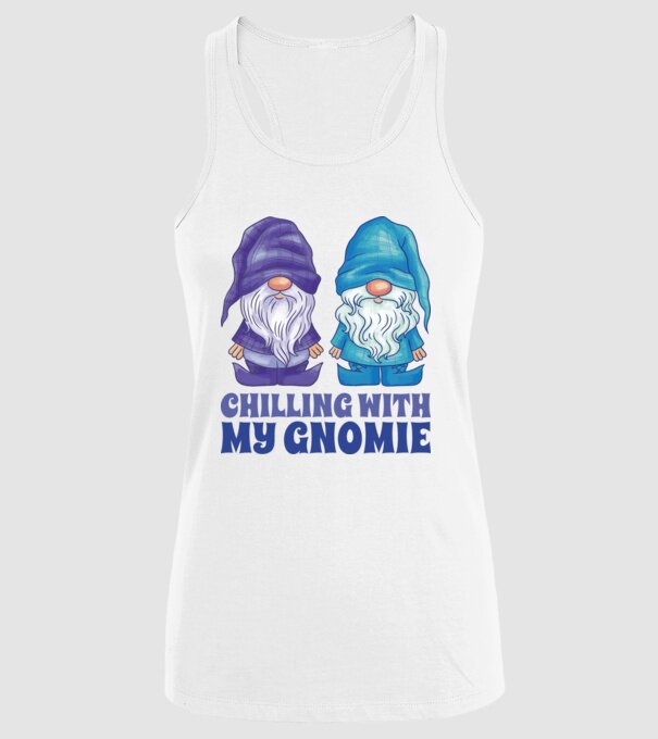 Chilling with my Gnomie model alb pe tricou