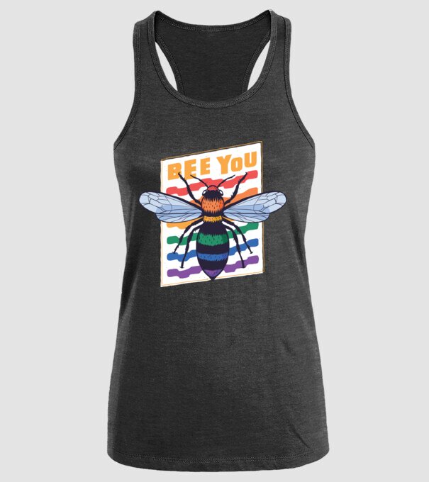 Bee You Pride model negru pe tricou