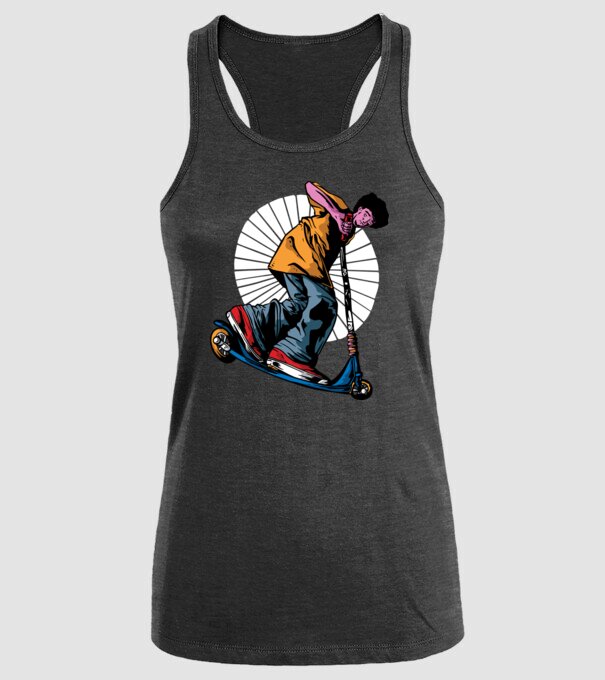 Copil cu trotinetă model negru pe tricou