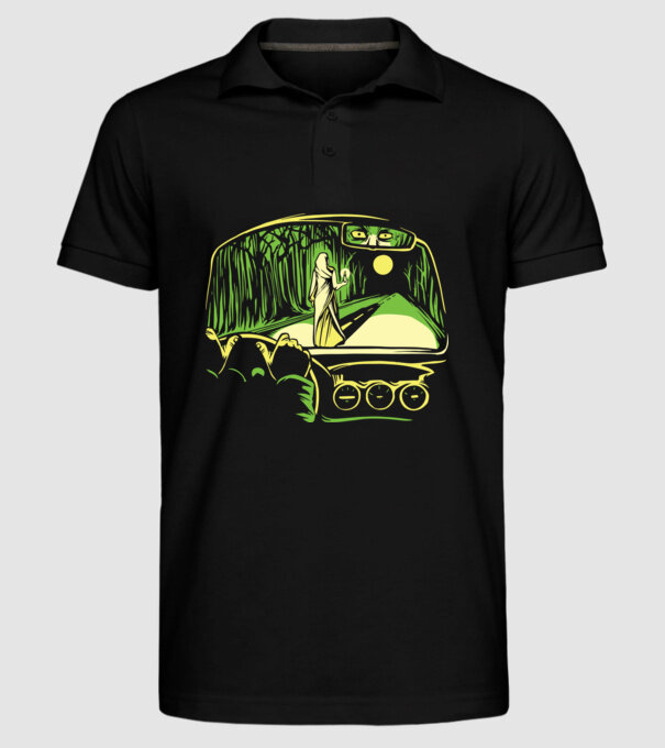 Femeie sperietoare pe drum model negru pe tricou
