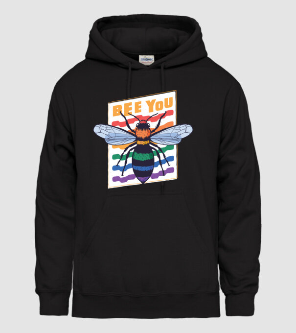 Bee You Pride model negru pe tricou