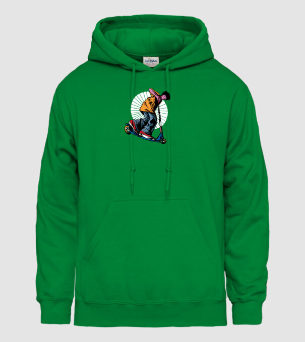 Copil cu trotinetă model verde pe tricou