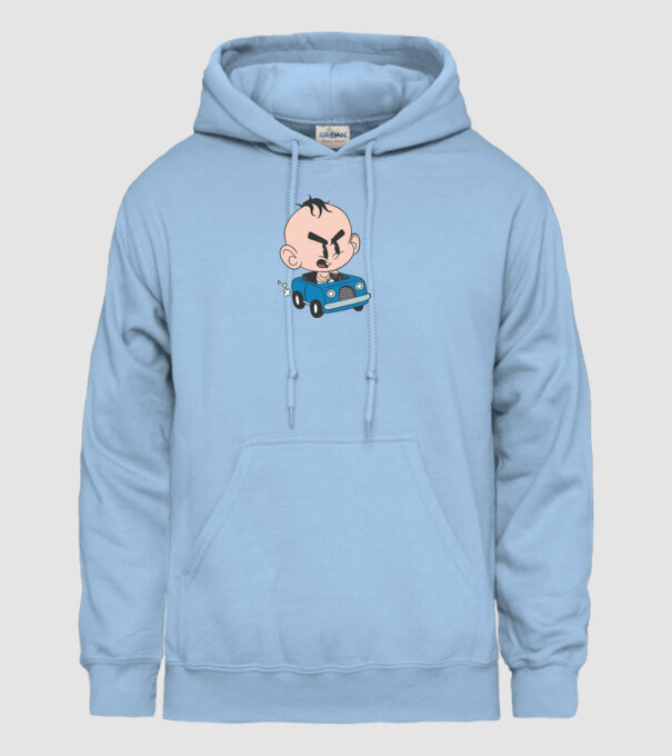 Copilaș cu mașină model albastru deschis pe tricou