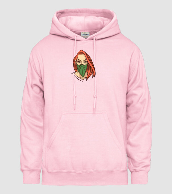 Femeie cu batic model roz deschis pe tricou