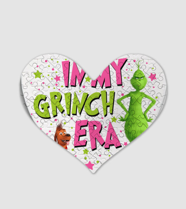 In my Grinch era model alb pe tricou