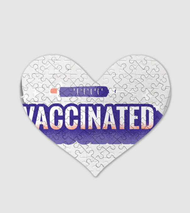 Vaccinat model alb pe tricou