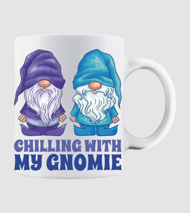 Chilling with my Gnomie model alb pe tricou