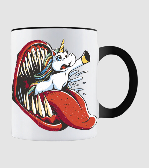 În gura monstrului Unicorn model negru pe tricou