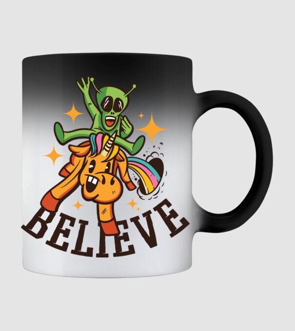 Unicorn Alien model negru pe tricou