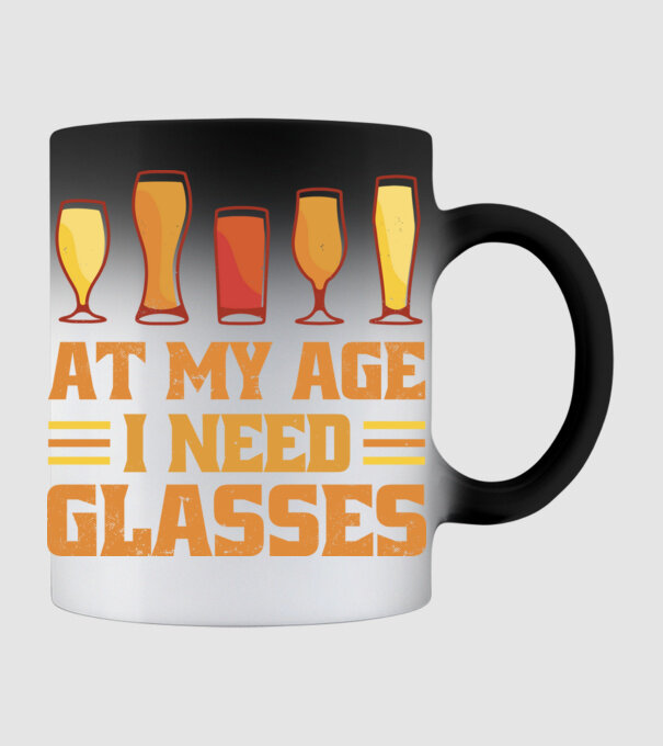 At my age i need glasses model negru pe tricou