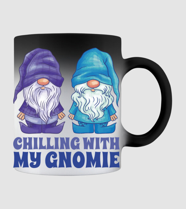Chilling with my Gnomie model negru pe tricou